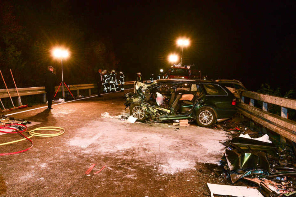 Einsatzkräfte an der Unfallstelle.