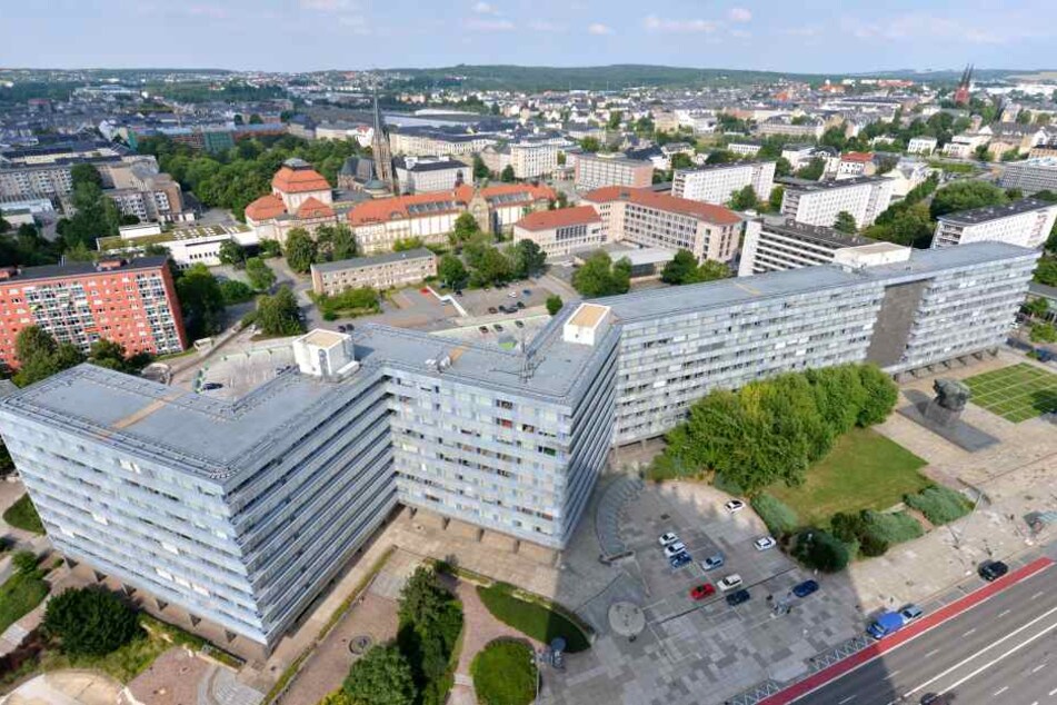 Das Behördenzentrum an der Brückenstraße, einst Sitz der SED-Bezirksleitung, versperrt nach Ansicht von OB Barbara Ludwig (55, SPD) die Entwicklung der Achse Stadthallenpark - Aktienspinnerei.