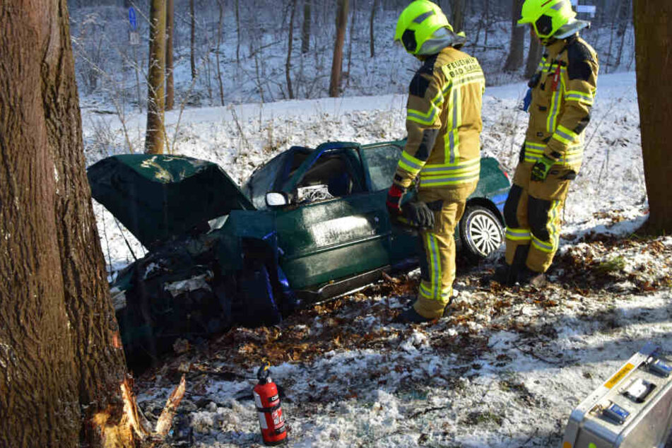 Eine Autofahrerin ist am Samstagabend von der Straße abgekommen und gegen einen Baum gekracht.