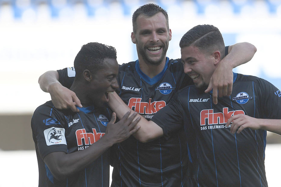Soyak (r.) bediente Antwi-Adjej (l.) zur 1:0-Führung, van der Biezen freut sich mit.