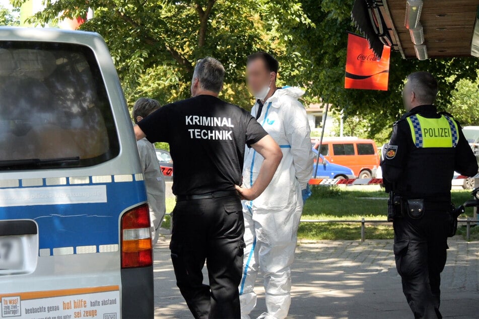 Die Polizisten befragten auch Zeugen vor Ort.