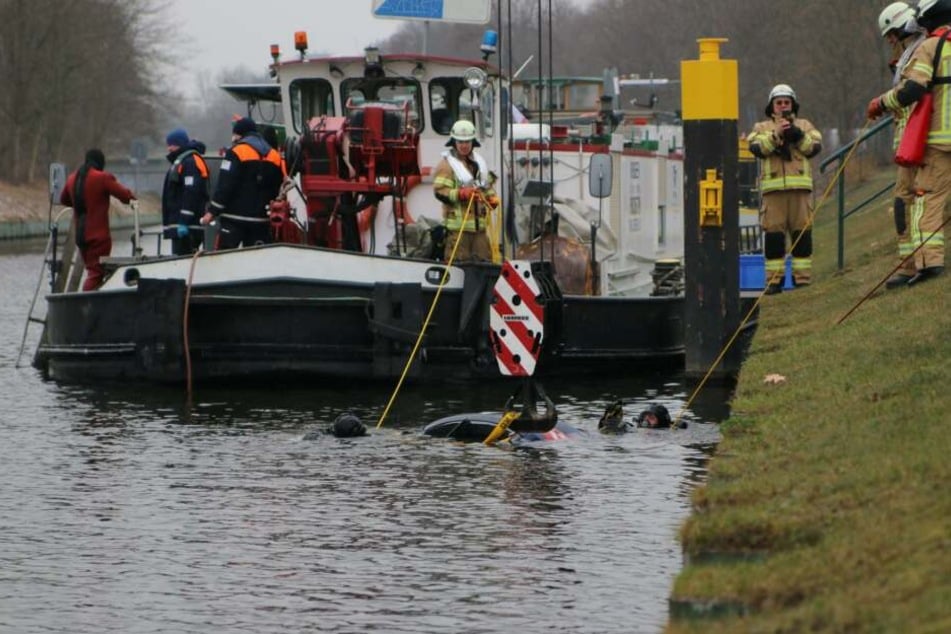 Um das Fahrzeug aus dem Wasser zu heben, musste der Wagen erstmal ans Ufer getrieben werden.