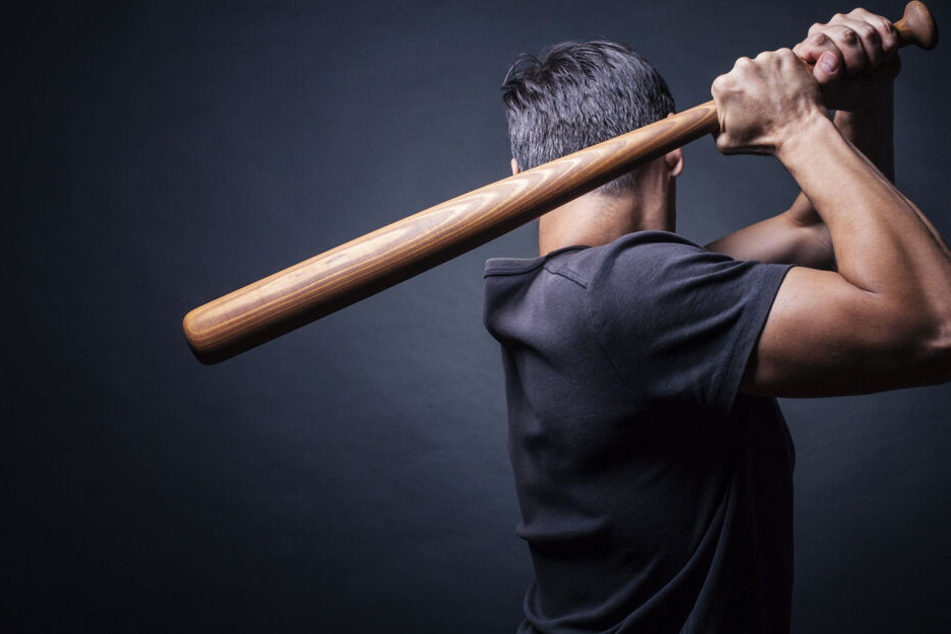 Bislang wurde eine Machete gefunden, nach dem Baseballschläger wird noch gesucht. (Symbolbild)