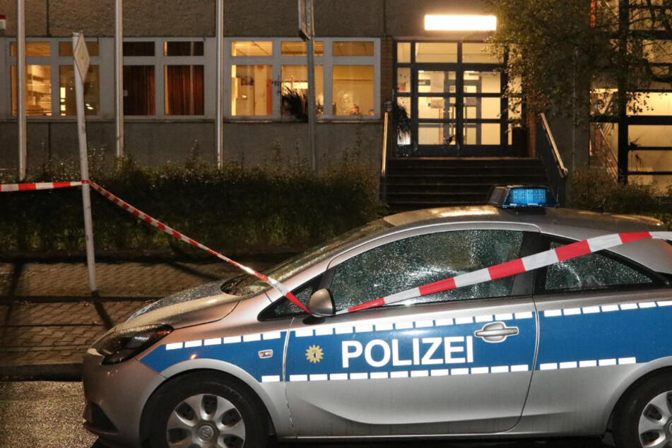 In der Nacht zu Mittwoch haben unbekannte Täter ein Polizeigelände in Berlin-Lichtenberg verwüstet.
