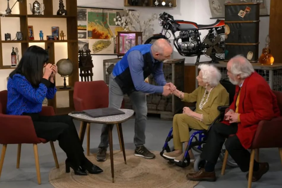 Mit ihren 99 Jahren ist Christel (2.v.r.) die älteste Verkäuferin, die jemals bei "Bares für Rares" mitgemacht hat.