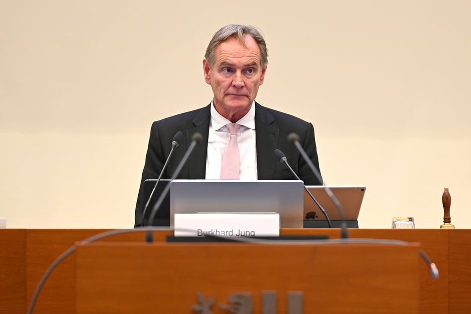 Muss seine Stadt aktuell aus schweren Zeiten führen: Oberbürgermeister Burkhard Jung (67, SPD) hat Leipzigs Stadträte angesichts der prekären Finanzlage am Mittwoch auf einen harten Sparkurs eingestimmt.
