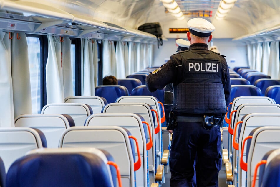 Spezialkräfte der Polizei untersuchten den herrenlosen Koffer. (Archivbild)