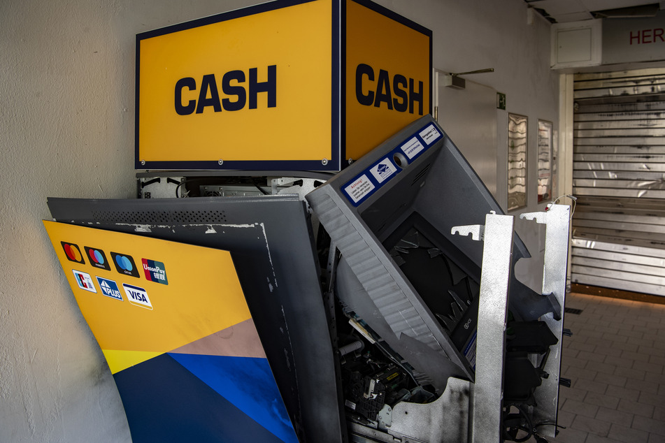 Unbekannte Täter hatten den Geldautomaten in einem Einkaufszentrum in Neu-Hohenschönhausen am frühen Morgen gesprengt und enormen Schaden angerichtet.