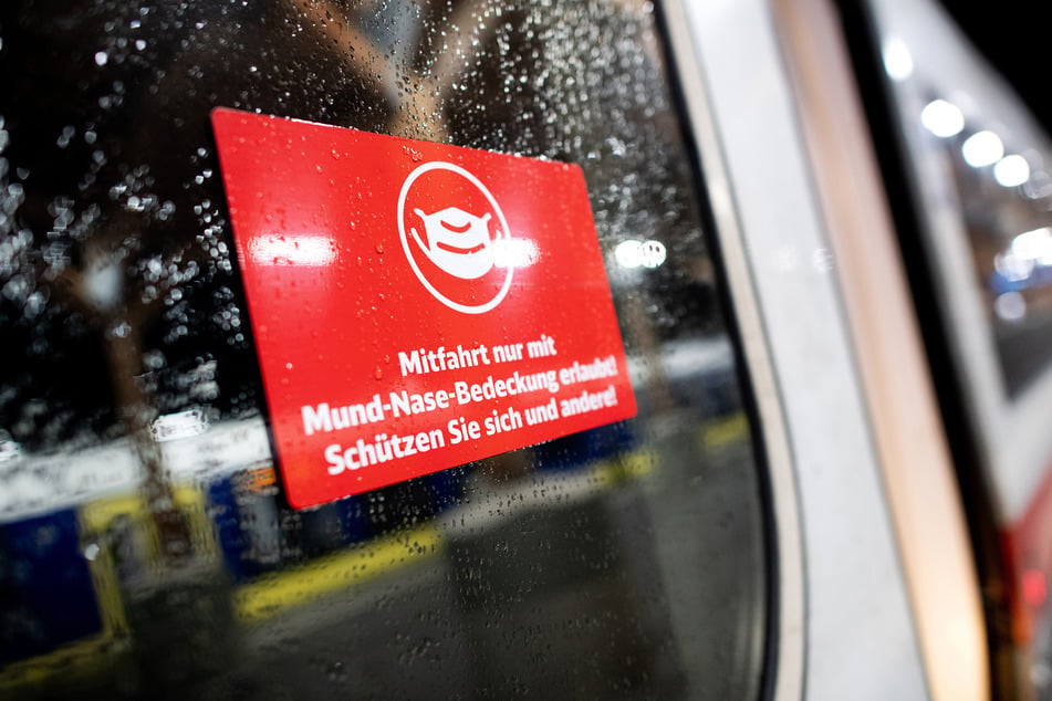 Ab dem 2. Februar fällt die bundesweite Maskenpflicht im Fernverkehr. Doch wie sehen das die Deutschen?
