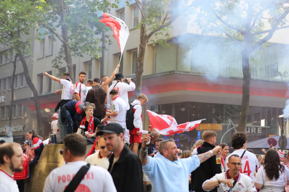 Auf den Ringen haben die Fans des 1. FC Köln ausgelassen die Rückkehr in die Bundesliga gefeiert.