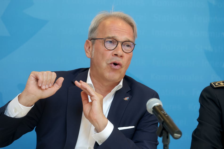 Thüringens Innenminister Georg Maier (58, SPD) hat den Menschen ans Herz gelegt, sich Vorräte für mögliche Krisenfälle anzulegen.