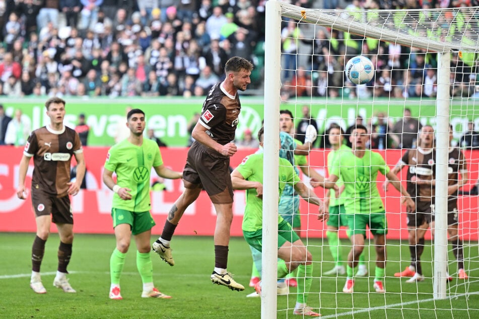 Da ist es, das erste Tor seit 471 Minuten für den FC St. Pauli! Siebe Van der Heyden (26) drückt den Ball per Kopf über die Linie.