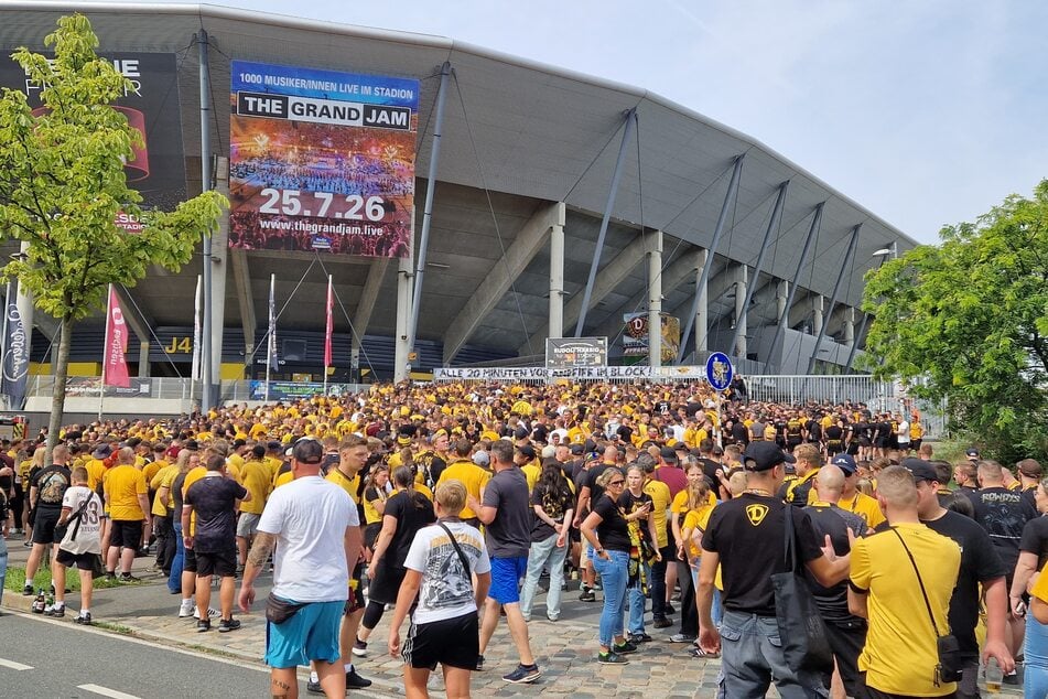 Es ist schon ordentlich was los vor dem Stadion.