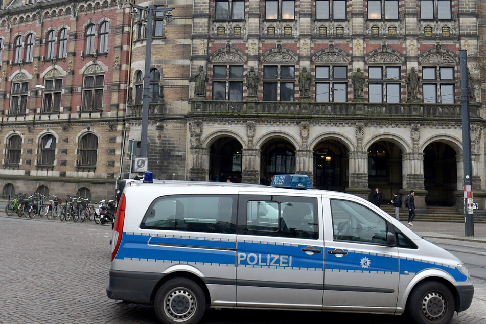 Ein Polizeiauto steht vor dem Bremer Landgericht. Die Beamten ermitteln in einem Mordfall. (Archivbild)