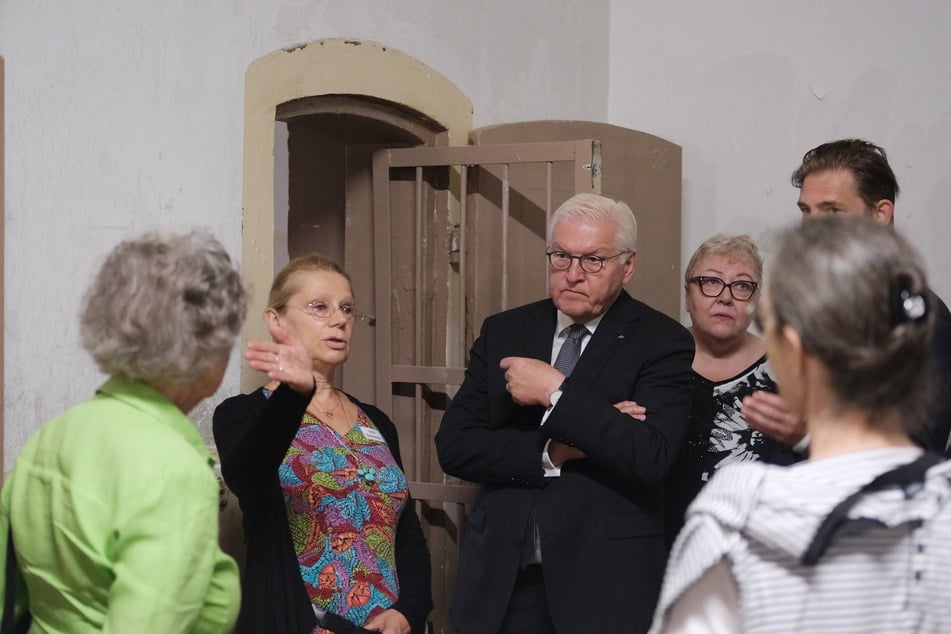 Bundespräsident Frank-Walter Steinmeier (68, SPD, 3.v.l.) sprach vor Ort mit Zeitzeugen.