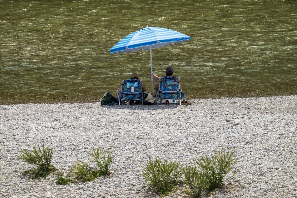 Bei Sommerhitze ist die Isar in München ein Sehnsuchtsort. (Archivbild)