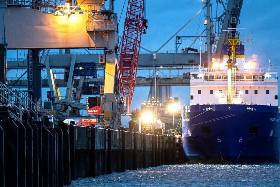 Gegen 6.40 Uhr hat das Castor-Transportschiff im Hafen von Nordenham festgemaxht.