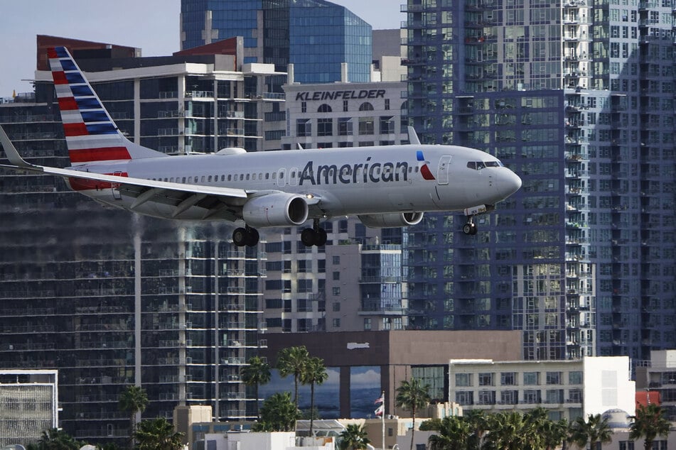 Die Mitarbeiter von "American Airlines" hatten sichtlich Spaß mit dem Teddybären.