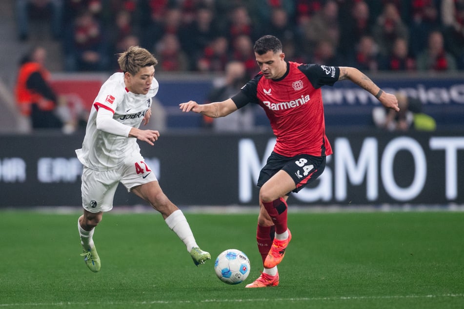 Kampf um den Ball: Freiburg um Ritsu Doan (l.) hatte am Ende gegen Leverkusen und Granit Xhaka (r.) das Nachsehen.