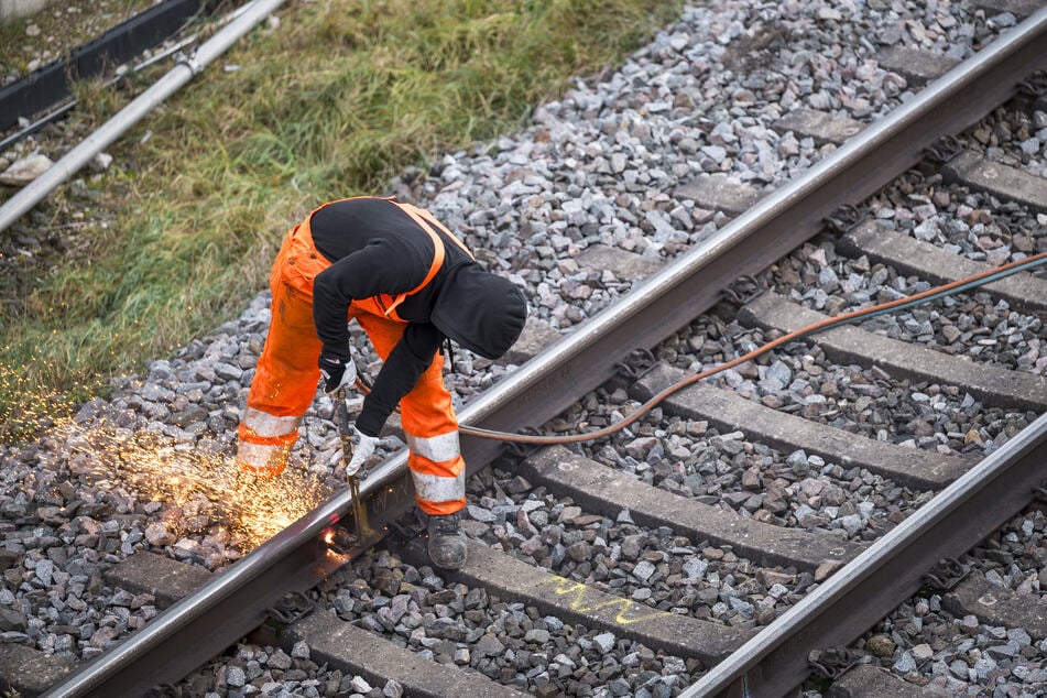 Alte Gleise und Weichen müssen an vielen Stellen in Bayern erneuert werden. (Symbolfoto)