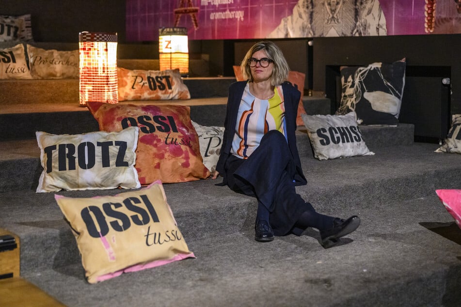 Kuratorin Claudia Tittel (53, F.) zeigt einen ihrer Lieblingsorte: Diese Mecker-Ecke für Ossis stammt von der Zwickauer Künstlerin Jana Gunsthauser (52).