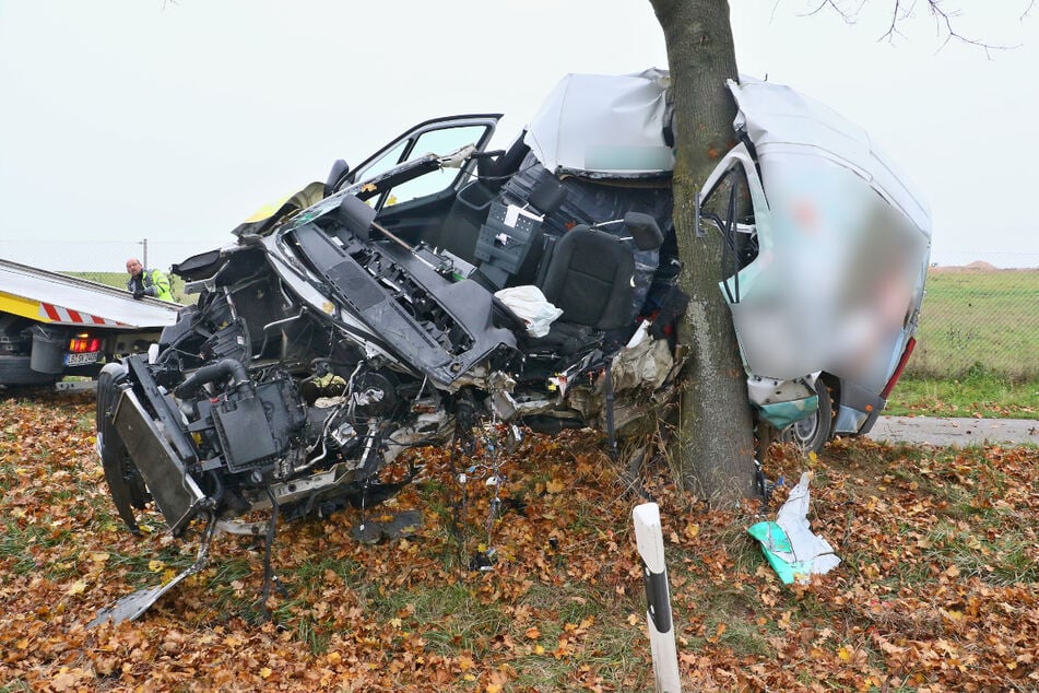 Der Mercedes Sprinter wickelte sich regelrecht um den Baum am Straßenrand, der Fahrer (†30) überlebte nicht.