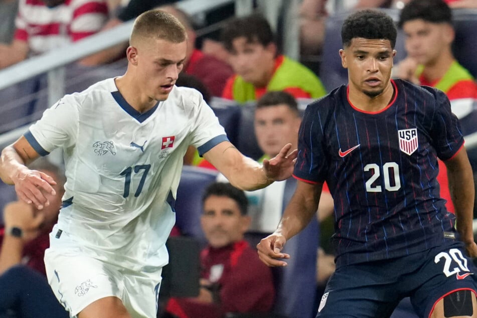 HSV-Verteidiger Miro Muheim (27, l.) gewann mit der Schweizer Nationalmannschaft deutlich gegen die USA.