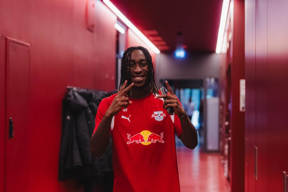 Yan Diomande (19) kehrte am Montag zu den Leistungstests nach Leipzig zurück. Wie lang er bleibt, ist absolut unklar.