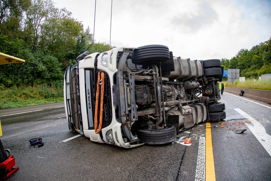 Wohl aufgrund eines technischen Defekts verlor der Fahrer die Kontrolle über seinen Lkw, der schließlich auf die Beifahrerseite kippte.