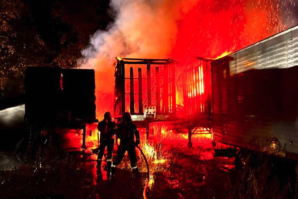 Auf einem Gelände des Schaustellerbetriebs sind erneut mehrere Weihnachtsmarktstände in Flammen aufgegangen.