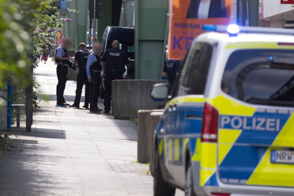 Die Polizei gab am Nachmittag einen Schuss auf einen Verdächtigen ab. Auch Rettungskräfte rückten in die Kaiserstraße aus.