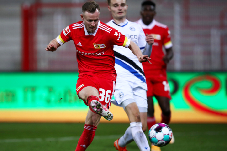 Cedric Teuchert (l.) trifft in dieser Szene zum 5:0-Endstand für den 1. FC Union Berlin.