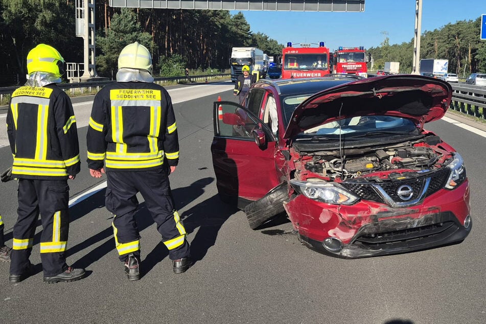 Unfall A: Nissan kracht auf A10 in Kipplaster: Fahrerin verletzt