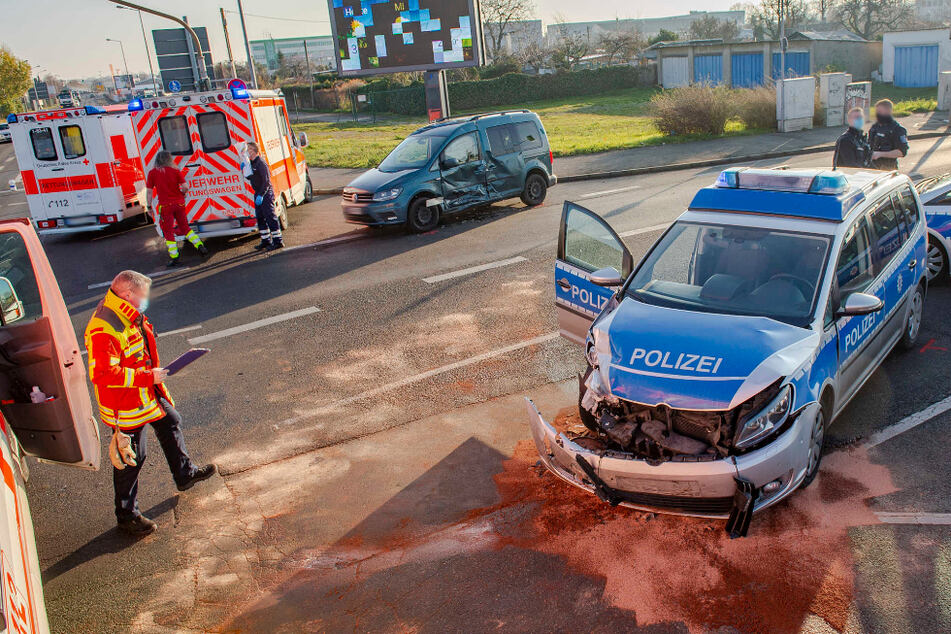 VW-Caddy knallt mit Polizeiauto in Erfurt zusammen