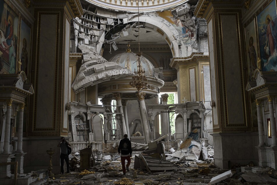 Kirchenmitarbeiter inspizieren die Schäden in der Verklärungskathedrale in Odessa nach russischen Raketenangriffen.
