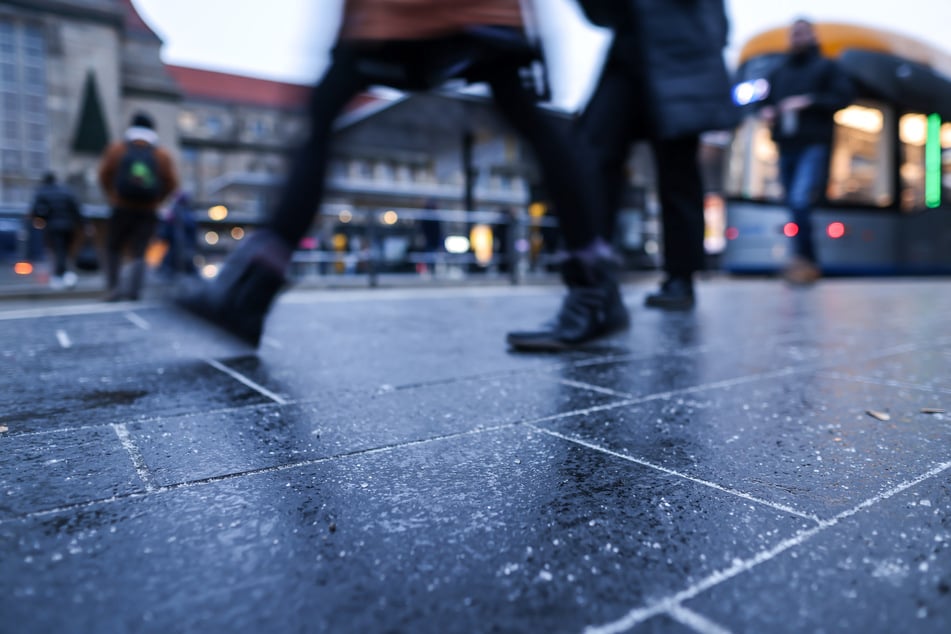 Frostiges Winterwetter mit vielen Wolken prägt die zweite Wochenhälfte in Sachsen. Dabei kann es glatt werden. (Archivbild)