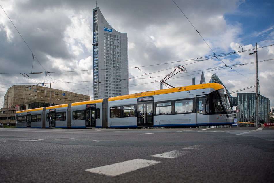 Eine Straßenbahn kreuzt den Leipziger Augustusplatz - ab 1. Mai dürfen keine Elektroroller mehr in die Tram.