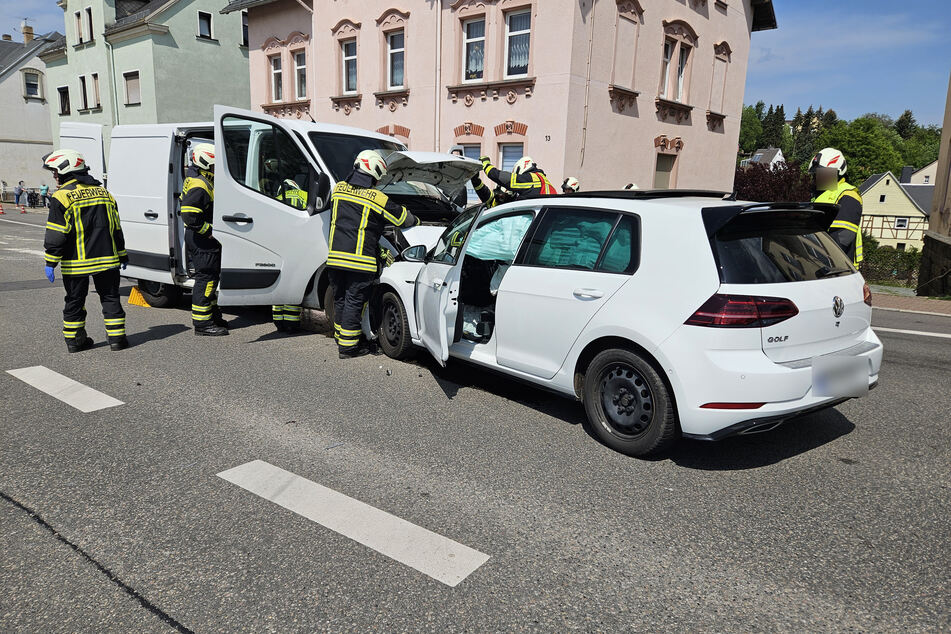 In Oelsnitz im Erzgebirge krachte am heutigen Sonntagvormittag ein VW mit einem Transporter zusammen.