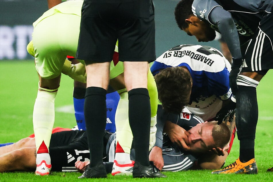 HSV-Spieler Luka Vuskovic kümmert sich um den sichtlich benommenen Rasmus Kristensen.