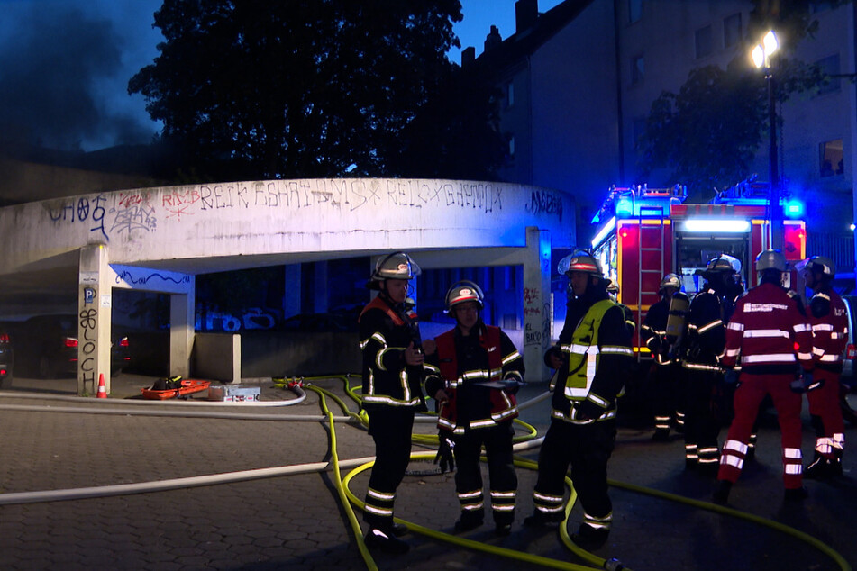 In einer Tiefgarage nahe der Hamburger Reeperbahn waren mehrere Fahrzeuge in Brand geraten.
