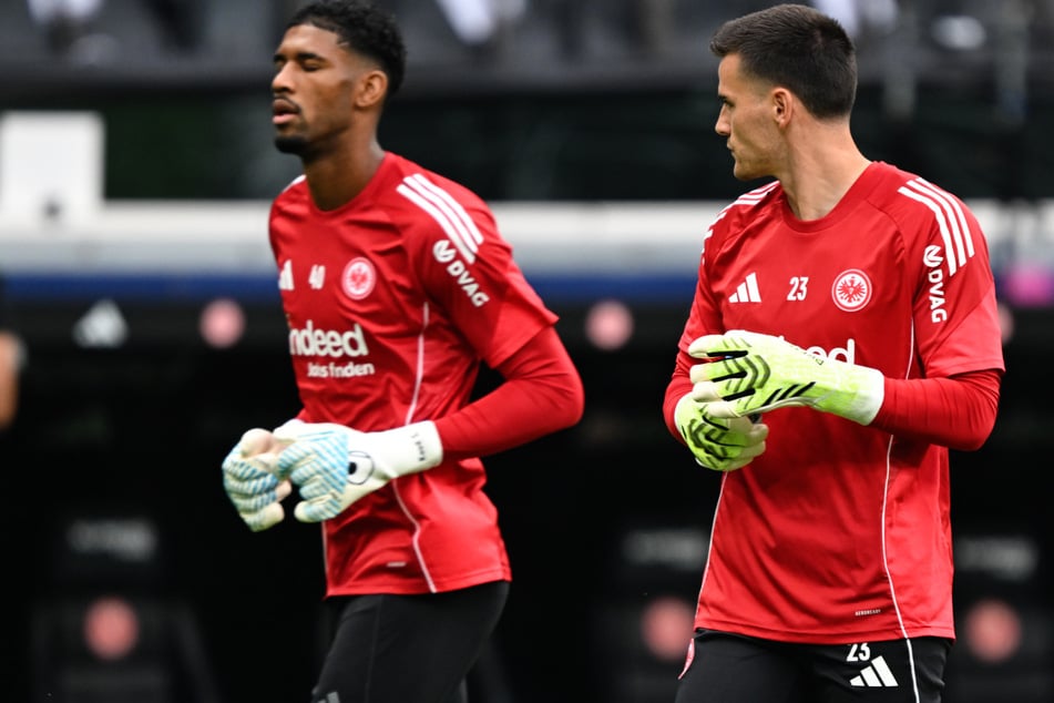 Michael Zetterer (30, r.) ersetzte erneut Kauã Santos (22, l.) im Eintracht-Tor und machte seine Sache gut.