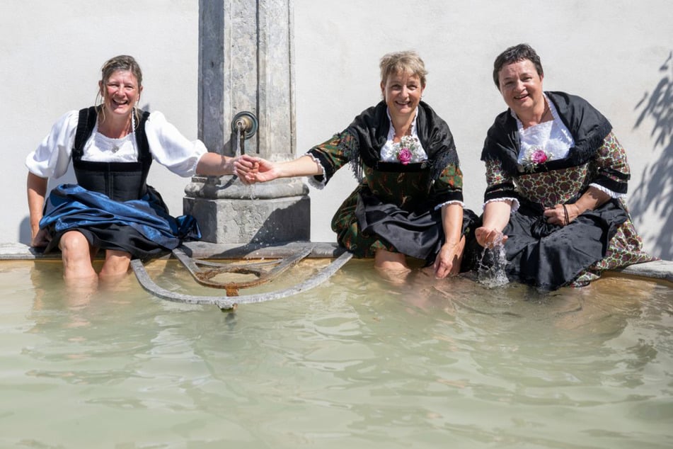 Bei 39 Grad hatten diese drei Frauen beim Brunnenbaden sichtlich ihren Spaß.