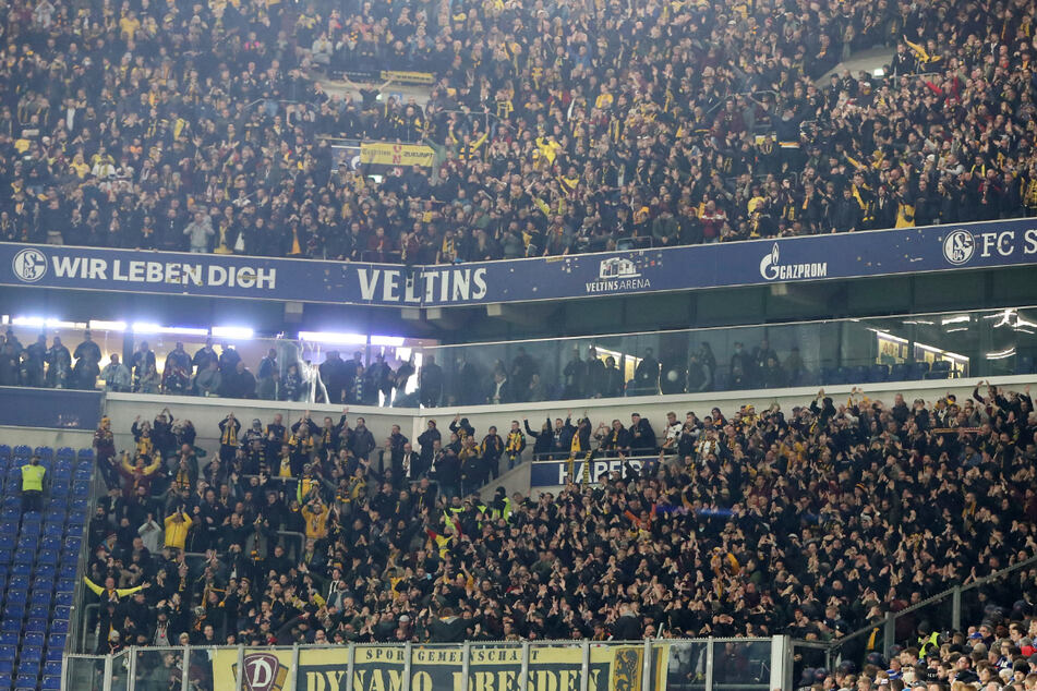 Was für ein Anblick! Der Dynamo-Fanblock auf Schalke.