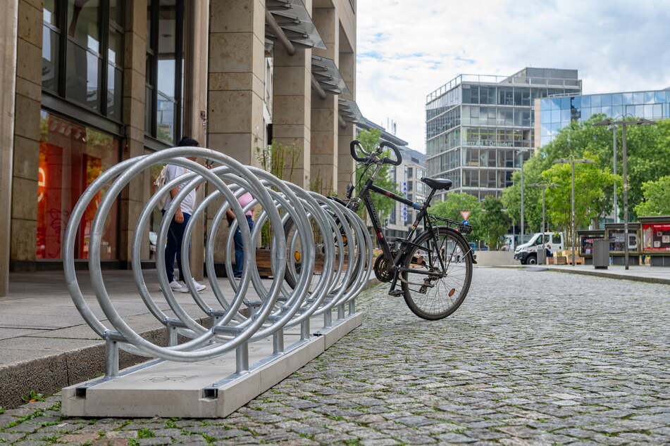 Wo früher Autos fuhren, können jetzt Radler ihren Drahtesel parken.