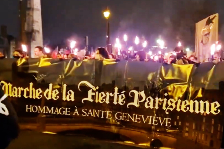 Mehr als 500 Rechtsextreme zogen mit lodernden Fackeln durch die Straßen Paris'.