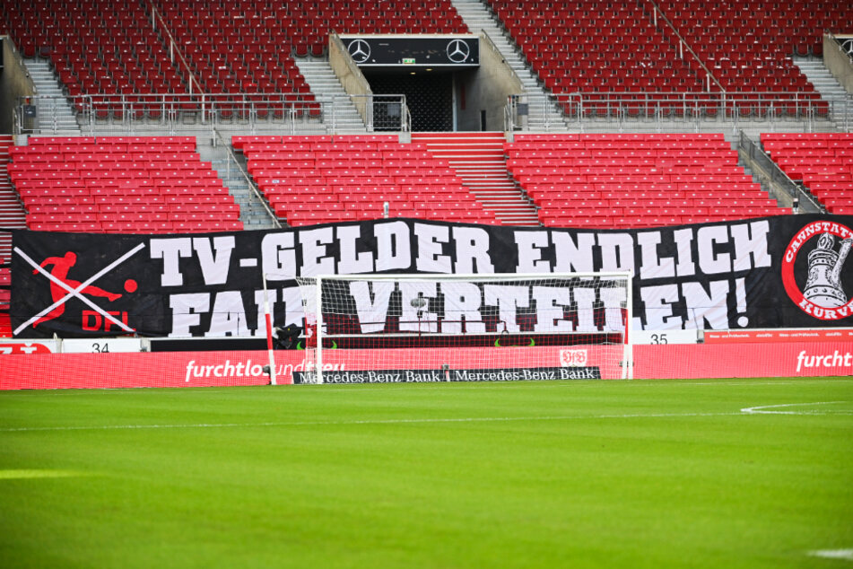 "TV-Gelder endlich fair verteilen!" steht auf einem Banner, das in der Cannstatter Kurve gehisst wurde.