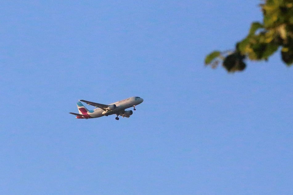 Zufall? Notlandung? Spionage? Nein, dieses Flugzeug über Dresden war nur halb so wild.
