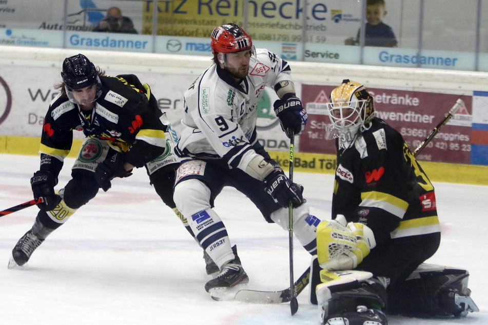 Kapitän Jordan Knackstedt (M.) schiebt die Scheibe schön durch die Beine vom Tölzer Goalie Max Franzreb zum 4:3-Siegtreffer für die Dresdner.