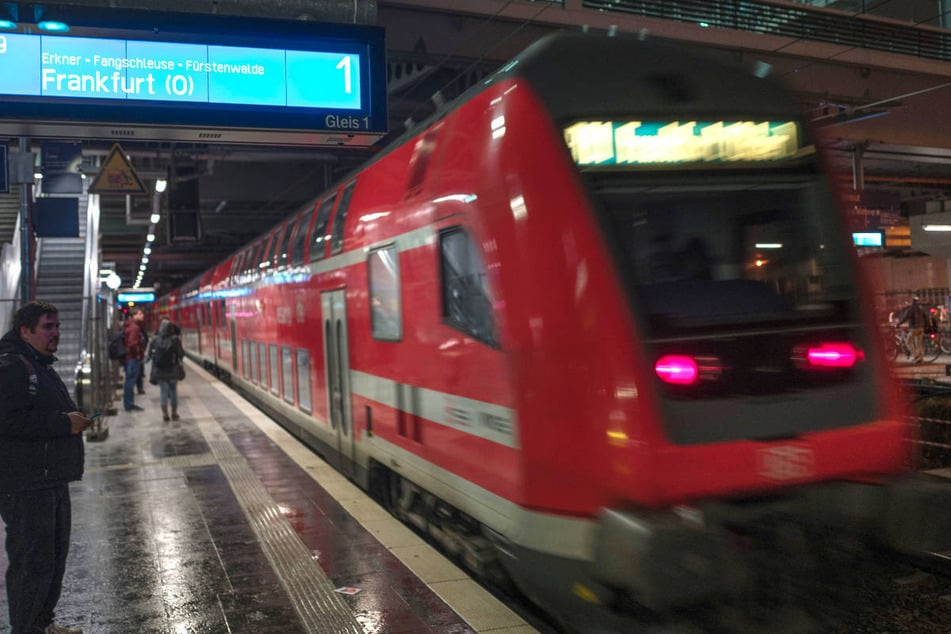 Am Ostkreuz hat sich in einem Regionalzug durch einen Kabelbrand Rauch entwickelt. (Symbolfoto)