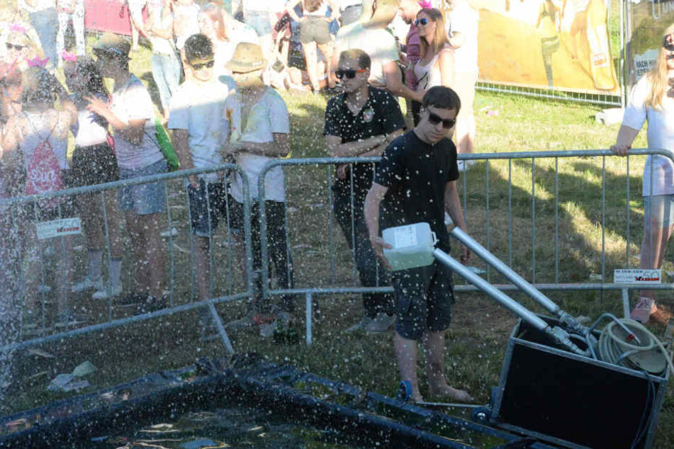 Der Springbrunnen sorgte bei den Besuchern für eine willkommene Abkühlung.